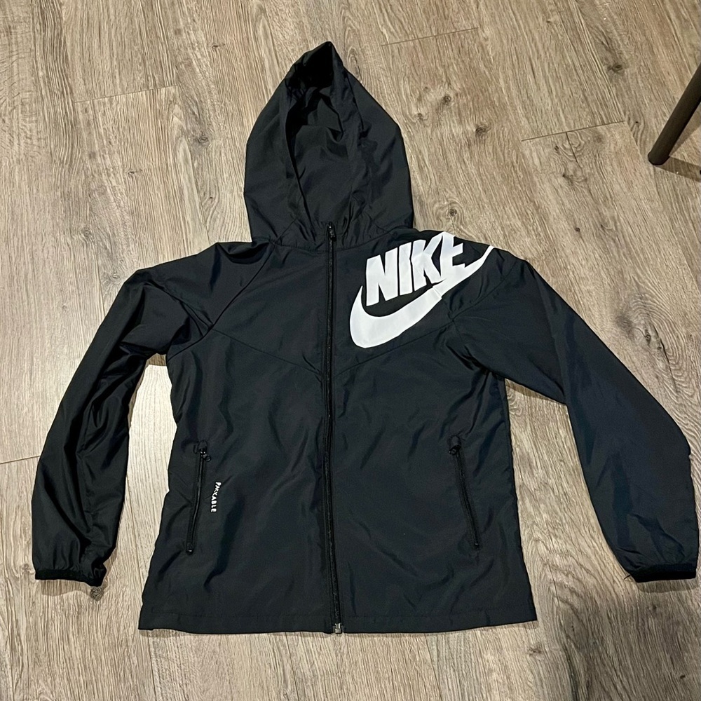 Nike Youth Black Packable Windbreaker Rain Jacket Medium NWOT new never worn​​